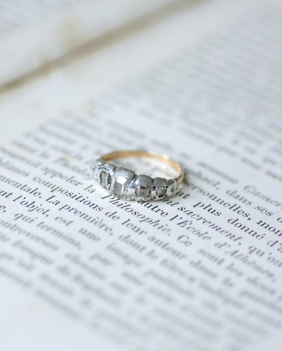 Bague Ancienne Jarretière Diamants Taillés en Table et en Rose sur Or rose et Argent