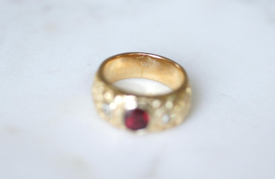 Bague Ancienne Bandeau Rubis 1,70 Cts et Diamants sur Or Jaune