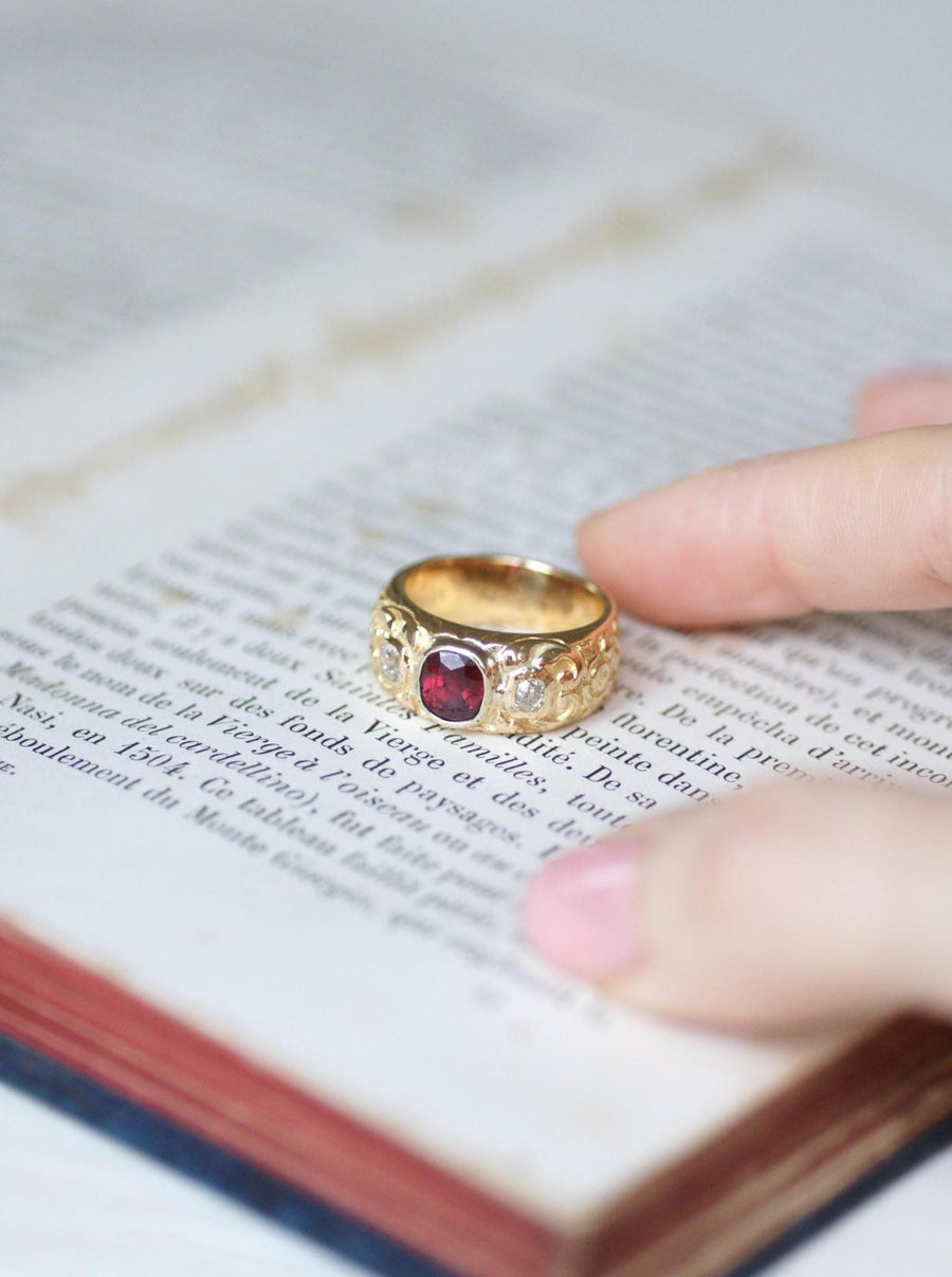 Bague Ancienne Bandeau Rubis 1,70 Cts et Diamants sur Or Jaune