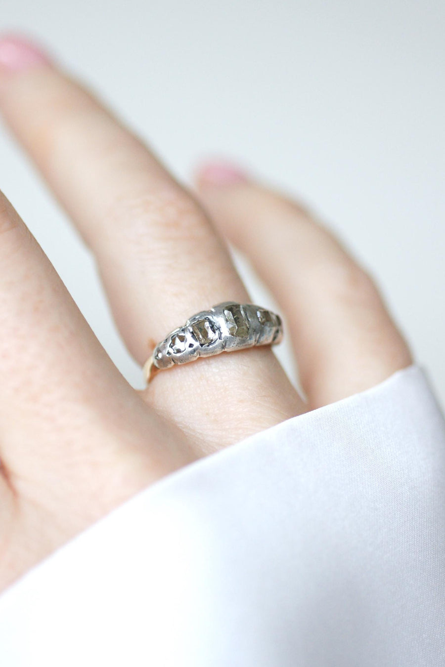 Bague Ancienne Jarretière Diamants Taillés en Table et en Rose sur Or rose et Argent