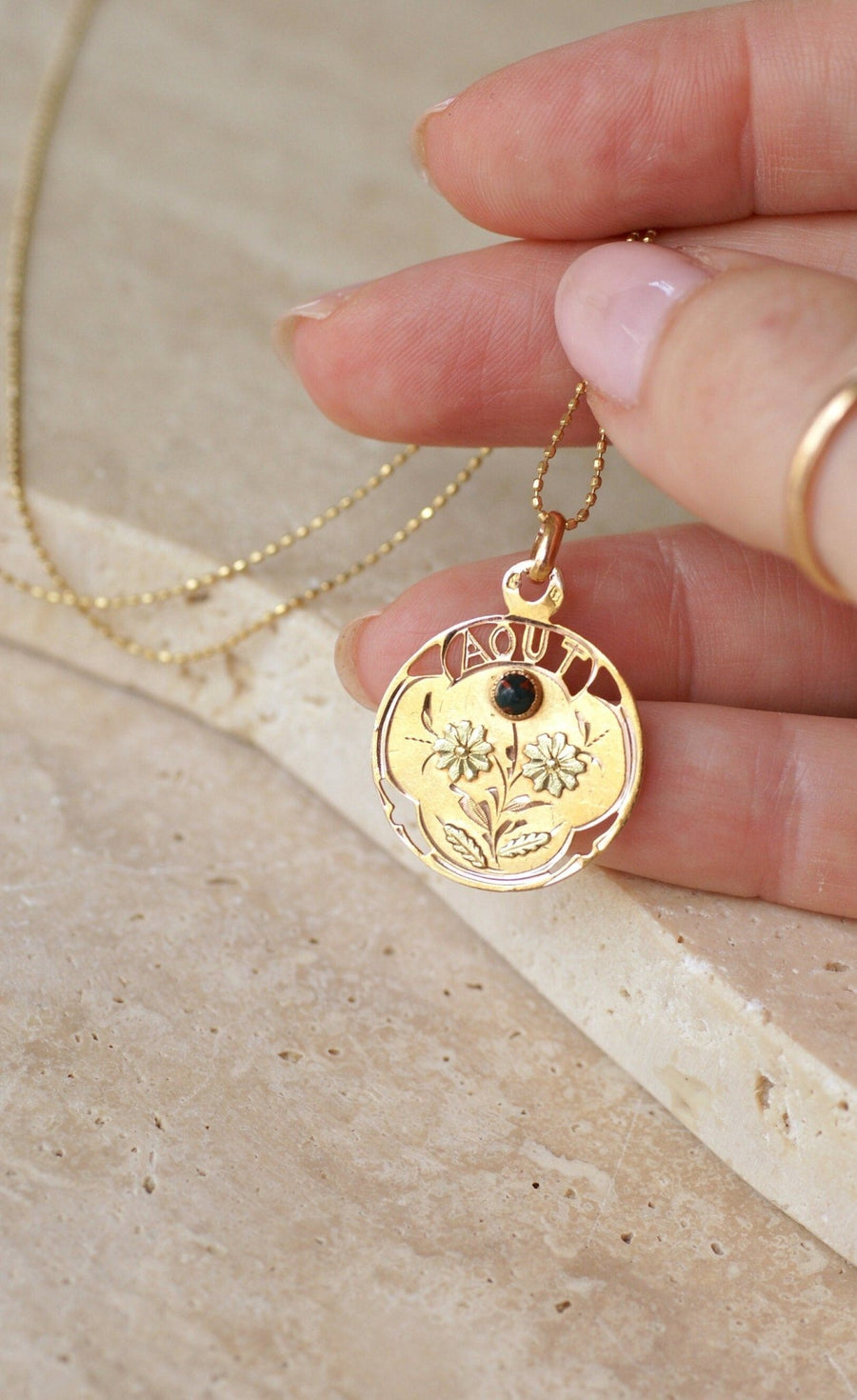 Médaille Pendentif Août Or Jaune - Galerie Pénélope