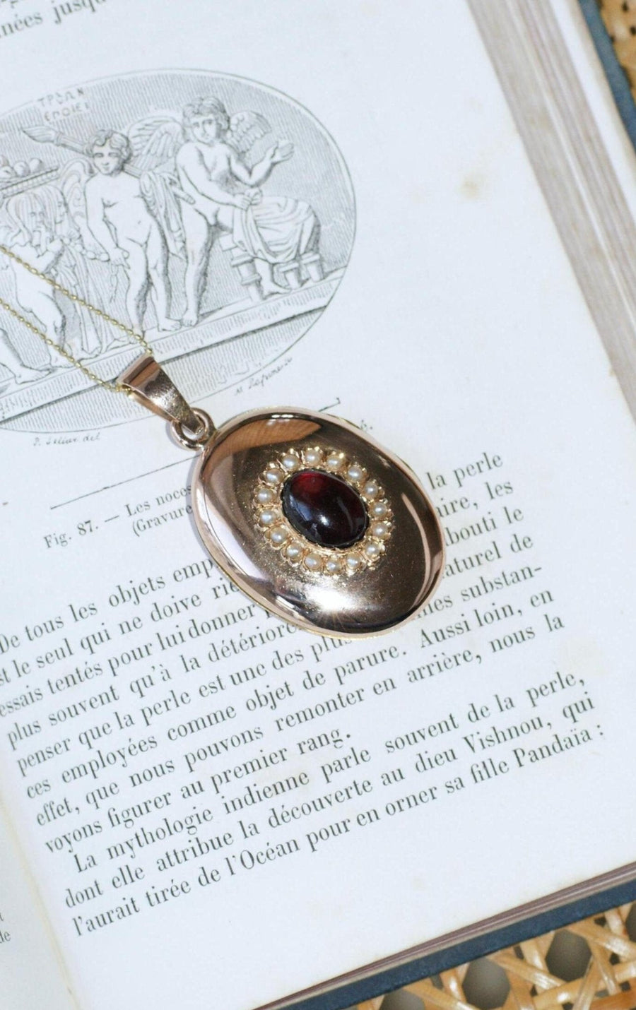 Médaillon Ancien Cabochon Grenat et Perles sur Or Rose - Galerie Pénélope