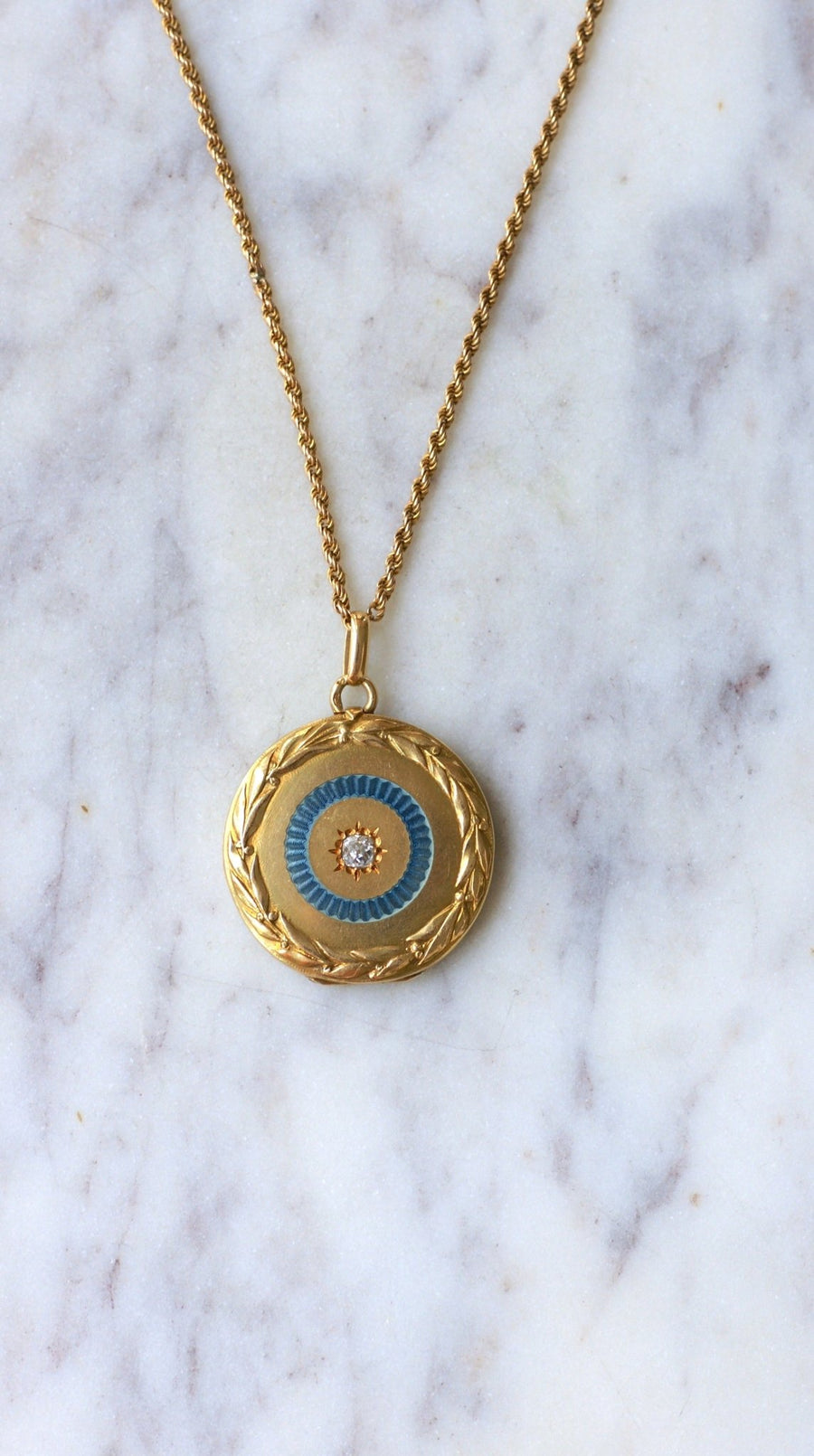 Collier Pendentif en deux ors, émail, et diamants Collier Pendentif en deux ors, émail, et diamants