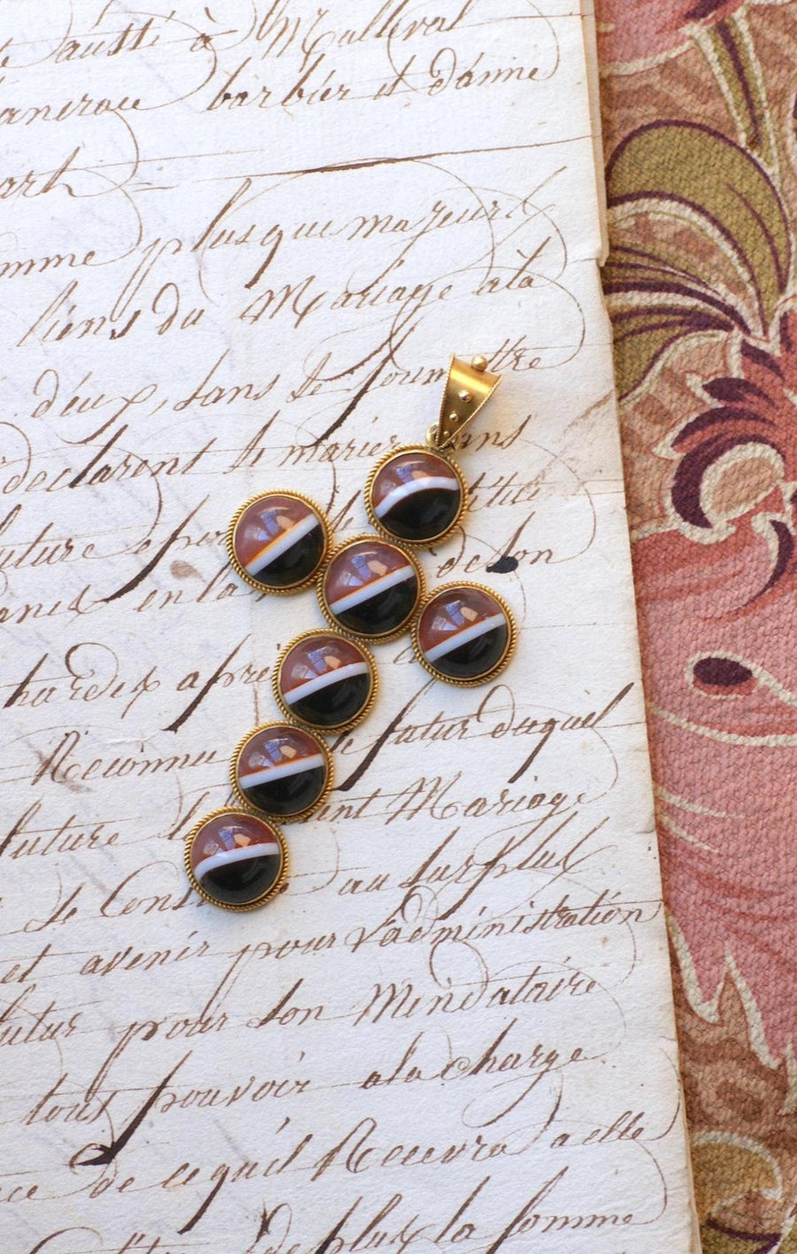 Pendentif Croix Cabochon d'Agate sur Or jaune - Galerie Pénélope