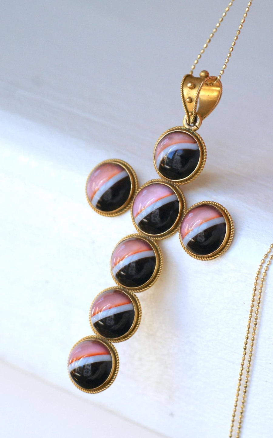 Pendentif Croix Cabochon d'Agate sur Or jaune - Galerie Pénélope