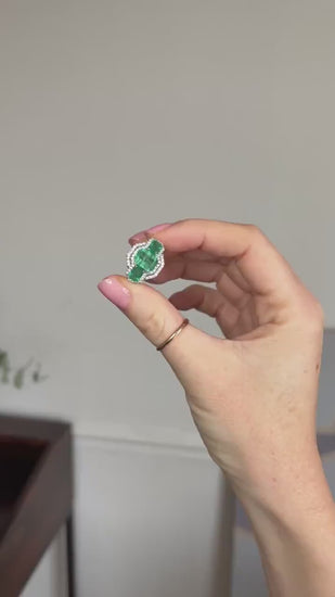 Bague Trois Emeraudes Entourage Diamants sur Or Blanc