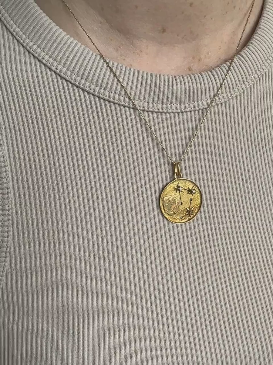 Médaille vintage astrologique gémeaux, or jaune et diamants,