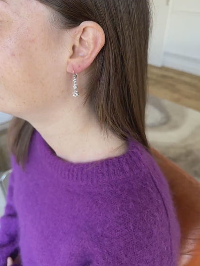 Boucles d'oreilles dormeuses longues, Or blanc et diamants, Art Déco, France