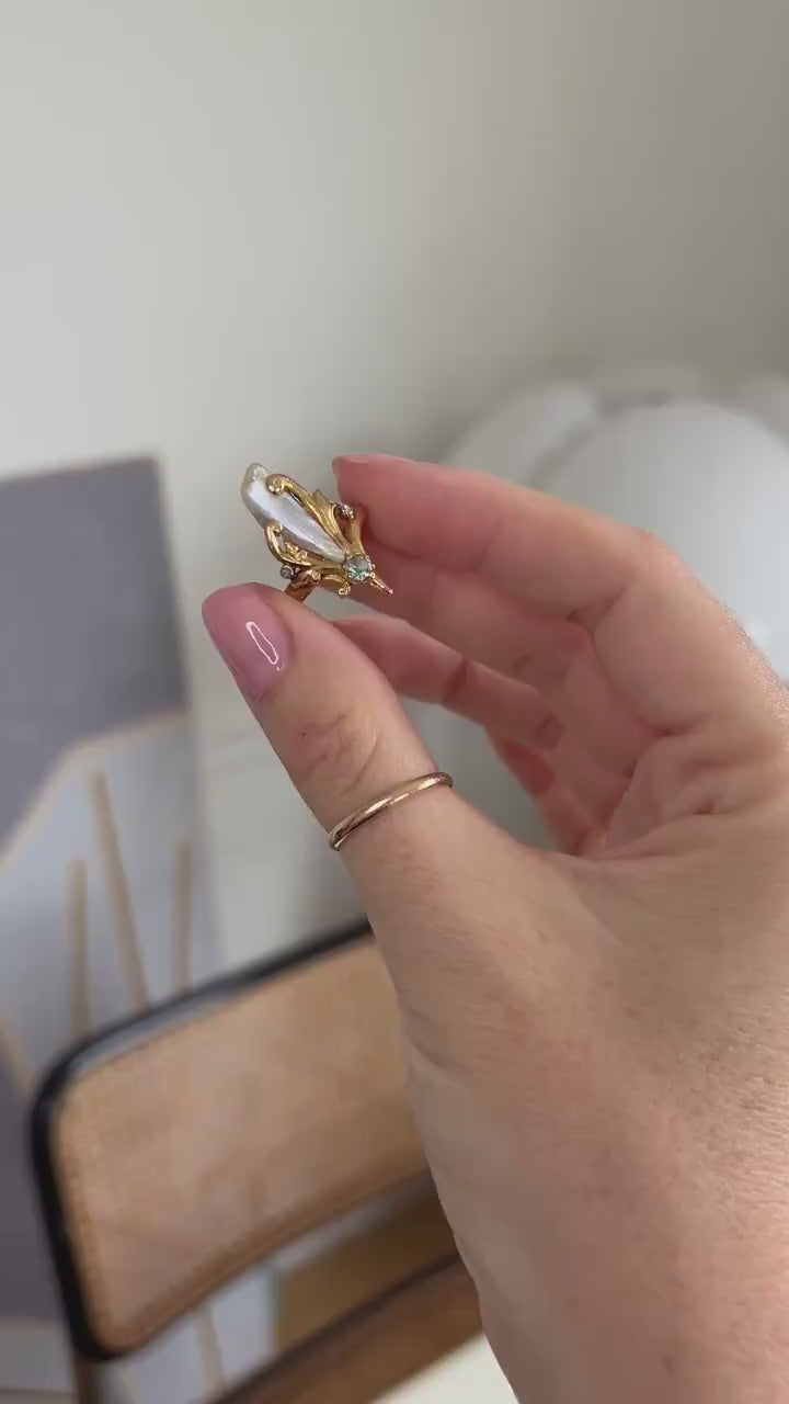 Bague Art Nouveau Perle Fine Baroque, Emeraude et Diamants sur Or Jaune