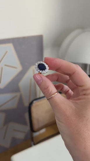 Bague Marguerite Saphir 4,60 Cts Entourage de Diamants sur Or Jaune et Blanc