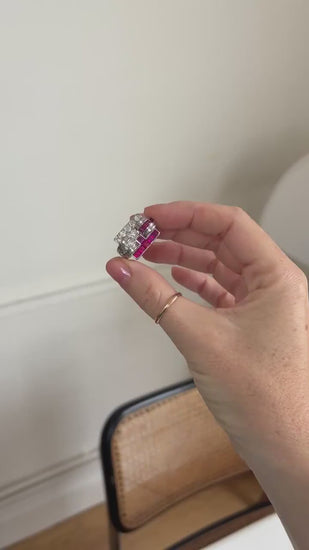 Bague Chevalière Art Deco Rubis Birman et Diamant sur Platine