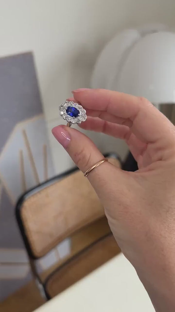 Bague Marguerite Ovale Art Deco Saphir Ceylan 1,90 Cts Entourage Diamants sur Or Blanc