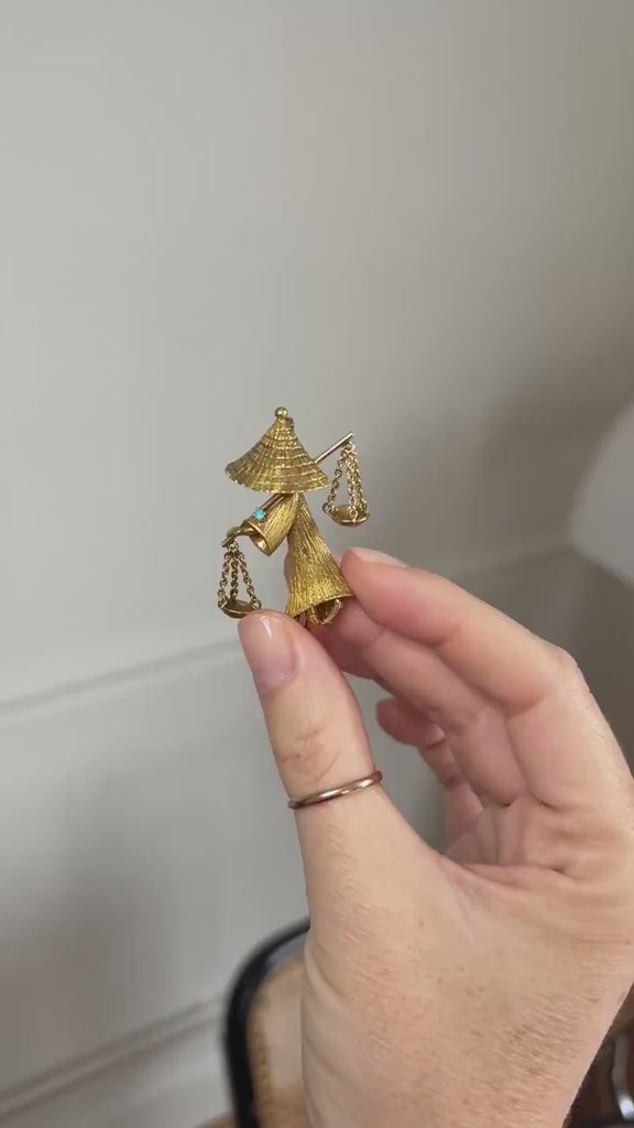 Broche Porteuse d'Eau Asiatique en Or Jaune Années 60