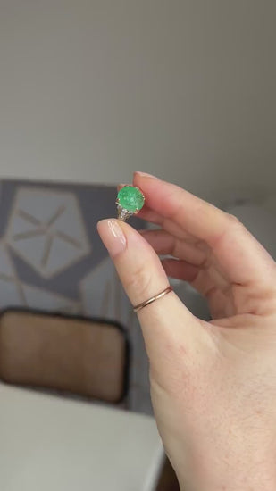 Bague Art Deco Emeraude Cabochon Gravée et Diamants sur Or et Platine