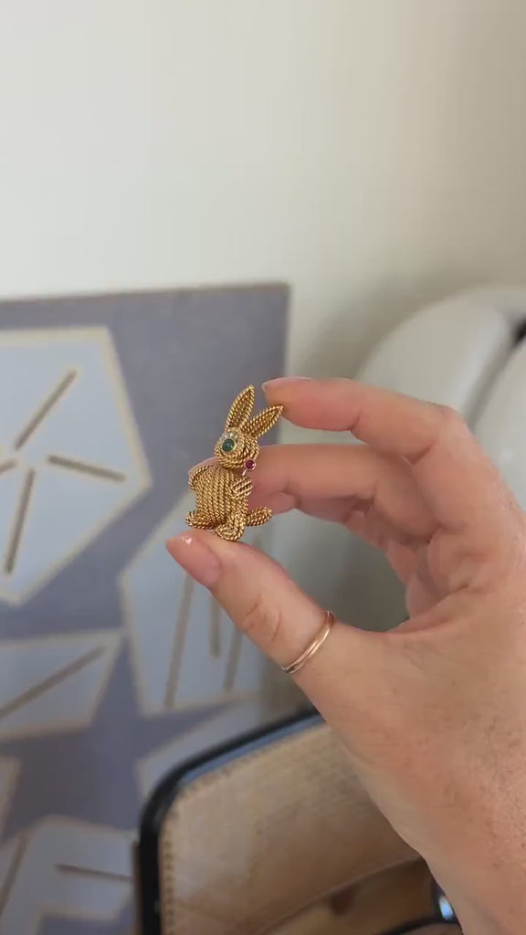 Van Cleef And Arpels Broche Clip Lapin Emeraude Rubis Diamant sur Or jaune Années 60