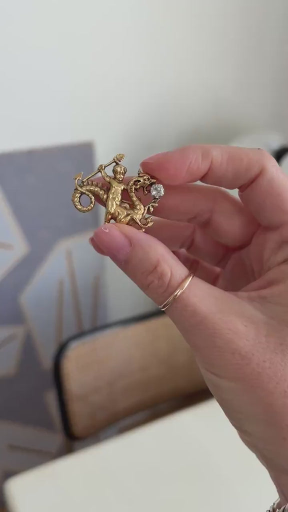 Broche Ancienne Amour Chevauchant un Dragon Or et Diamant