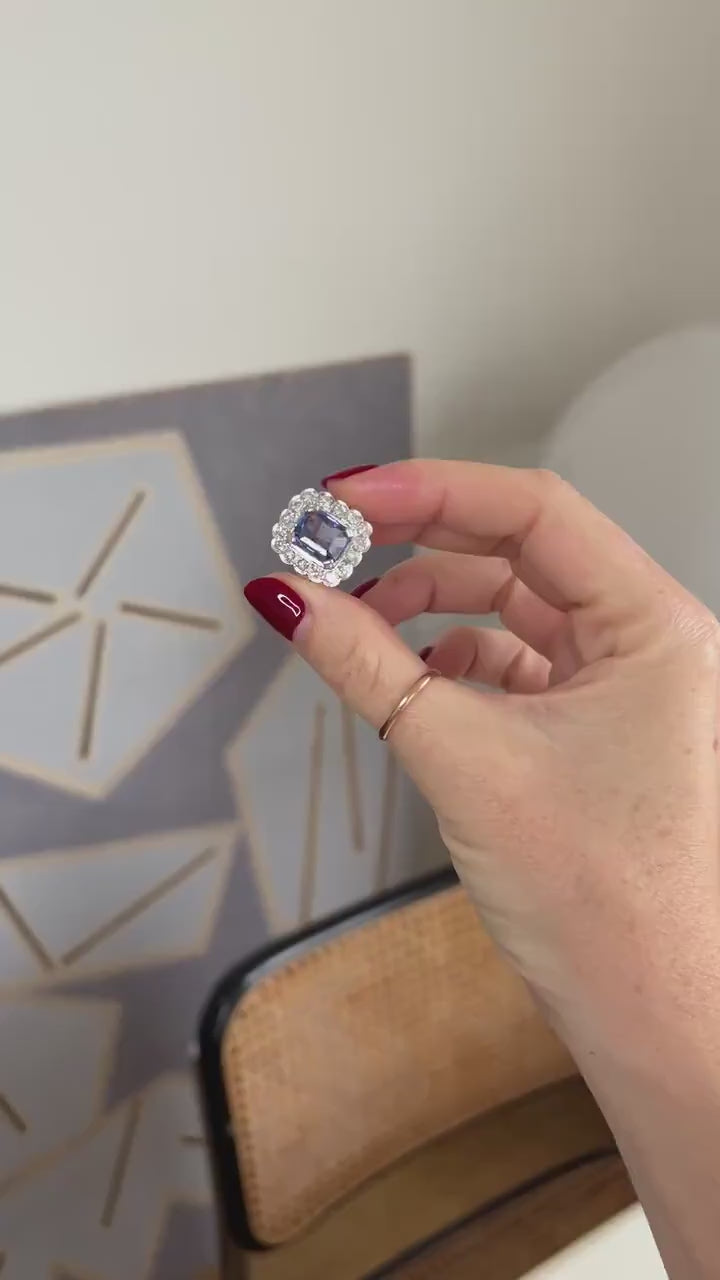 Bague Marguerite art Déco Saphir de Ceylan 3,90 Cts et Diamants sur Or Blanc