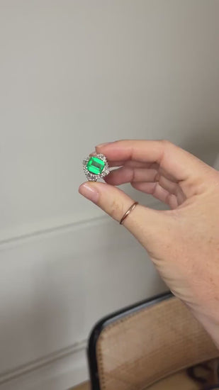 Bague Jupe Emeraude Colombienne 3,70 Cts et Diamants sur Platine