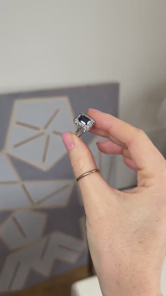 Bague Art Deco Saphir Synthétique Octogonal Entourage Diamants sur Or et Platine