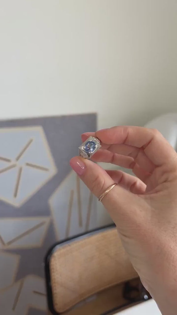 Bague Chevalière Art Déco Saphir de Ceylan Non Chauffé 2,85 Cts et Diamants sur Platine