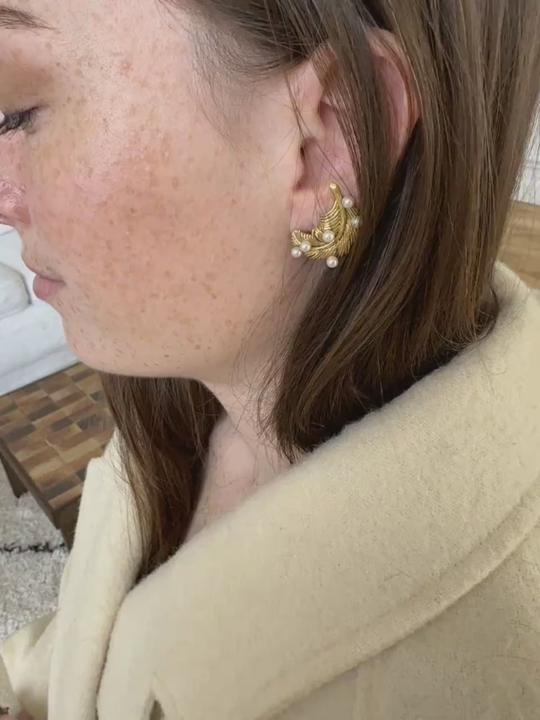 Boucles d'oreilles clips vintage en or jaune et perles
