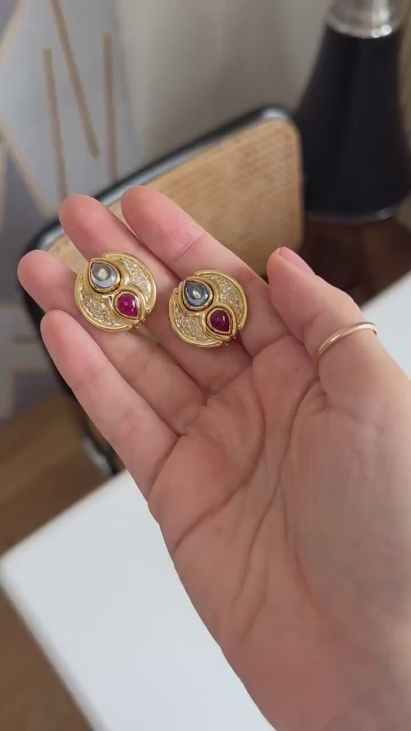 Boucles d'Oreilles Clips Saphir Rubis et Diamants sur Or Jaune 1990