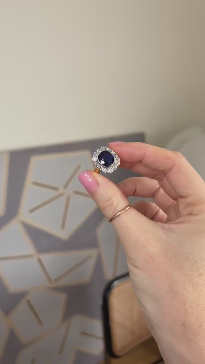 Bague Pompadour Art Déco Saphir Siam Non Chauffé 3,65 Cts et Diamants sur Or Rose et Blanc