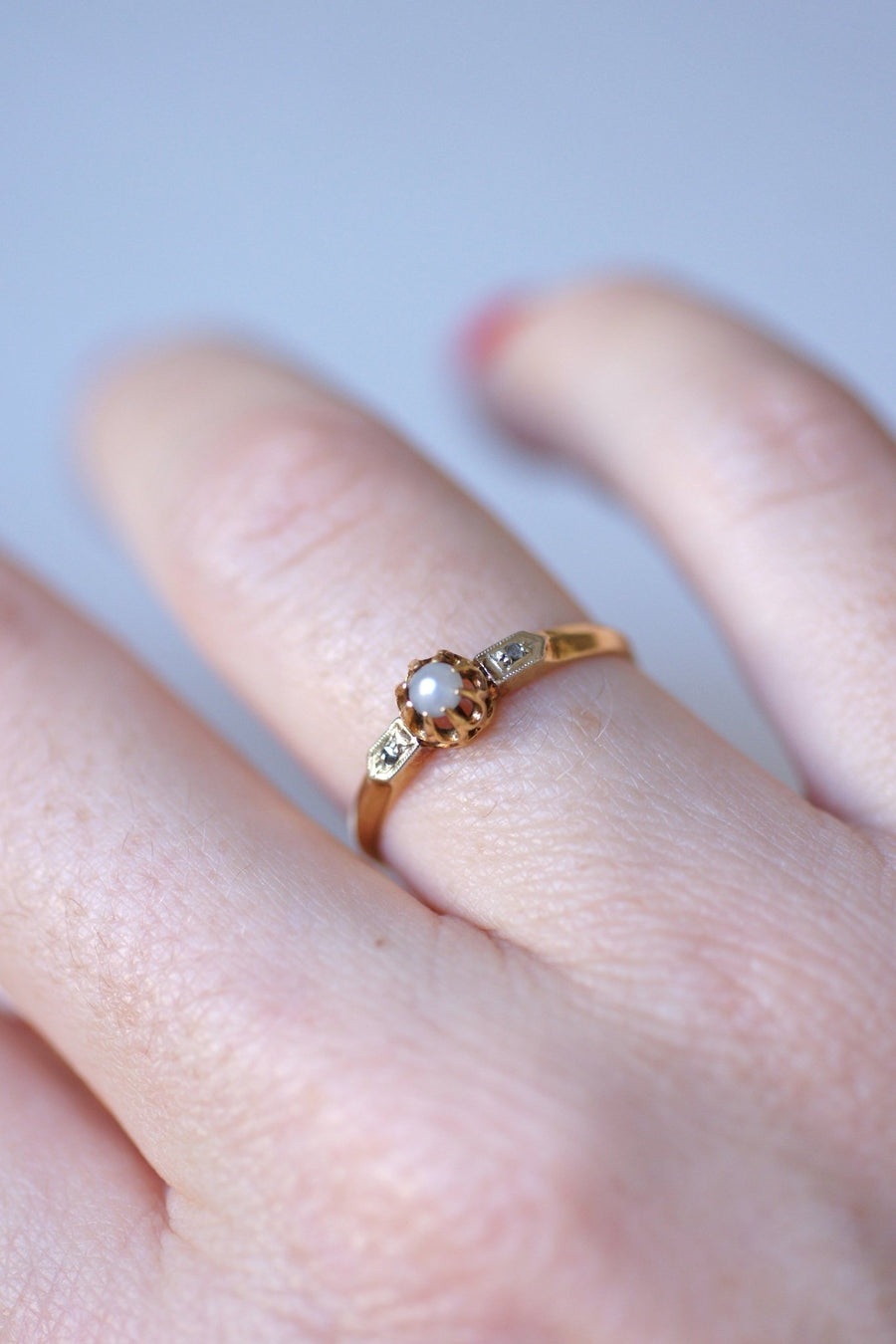 Bague ancienne en or jaune, perle fine, et diamants - Galerie Pénélope