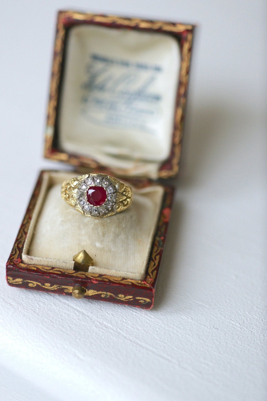 Bague ancienne rubis Birman entourage diamants - Galerie Pénélope