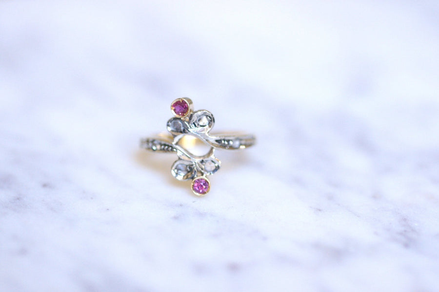 Bague ancienne Toi et Moi, diamants, rubis, sur or et argent - Galerie Pénélope