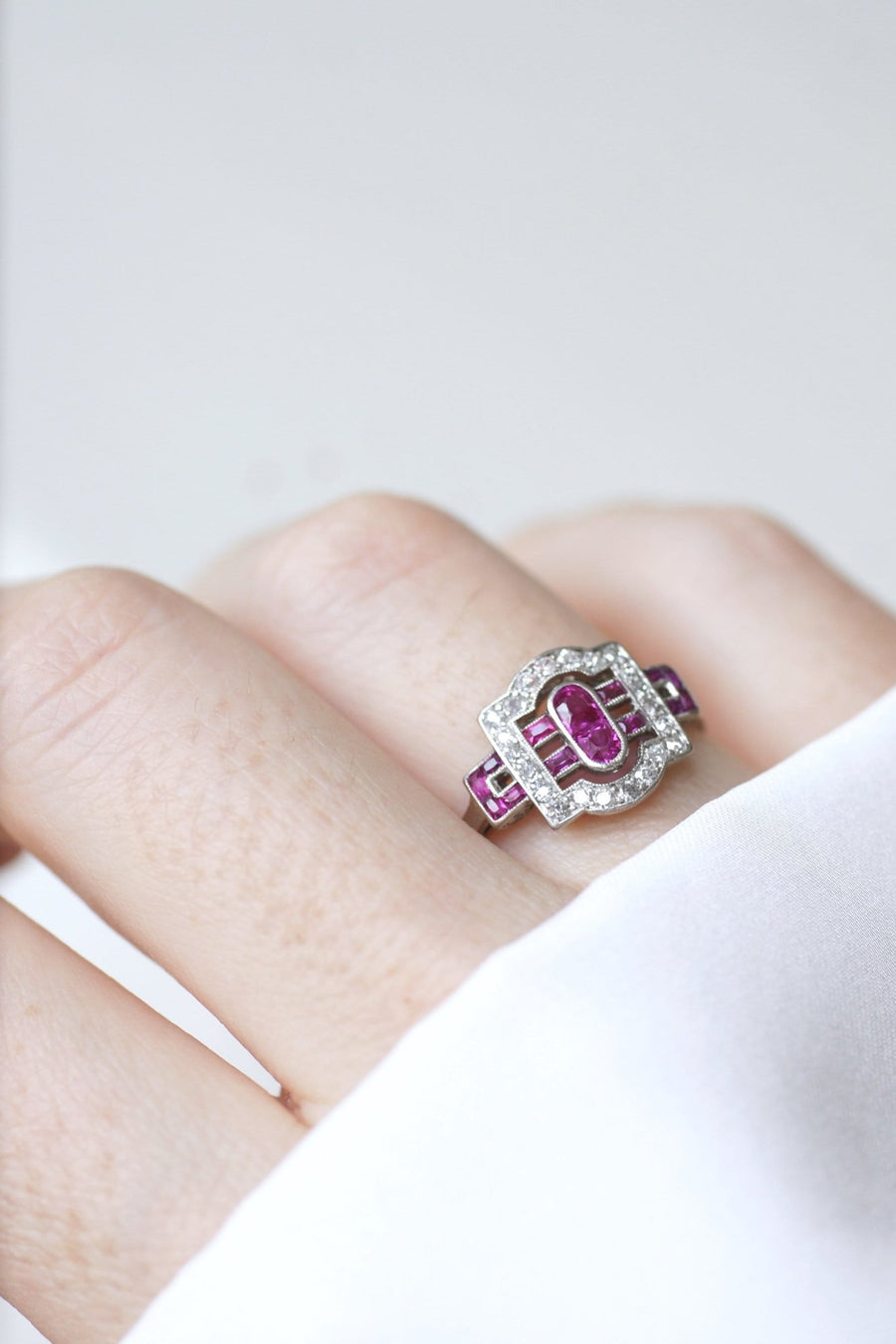 Bague Art Deco diamants et rubis calibrés - Galerie Pénélope