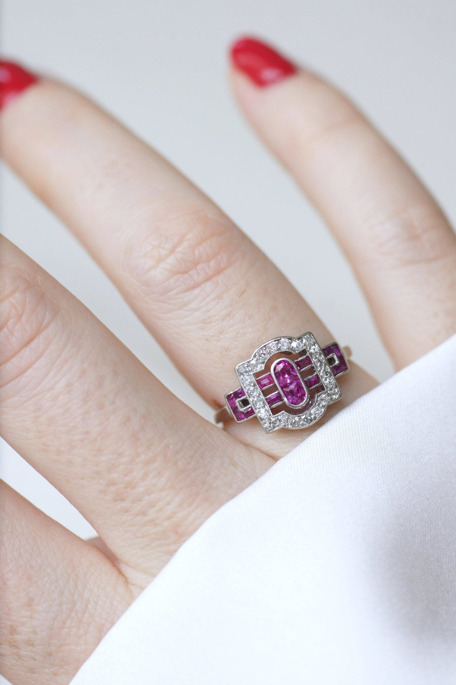 Bague Art Deco diamants et rubis calibrés - Galerie Pénélope