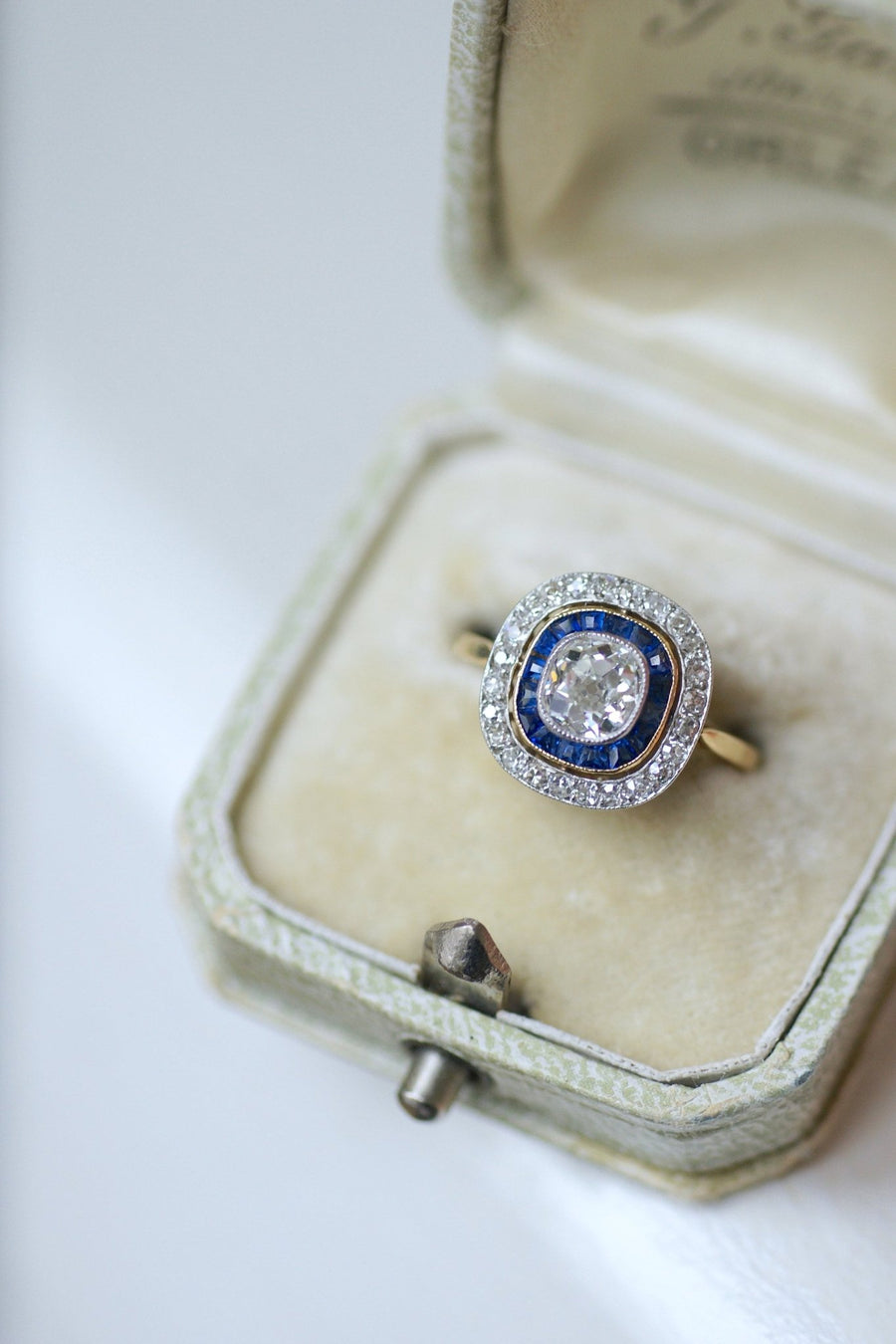 Bague Art Deco halo diamants et saphirs calibrés - Galerie Pénélope