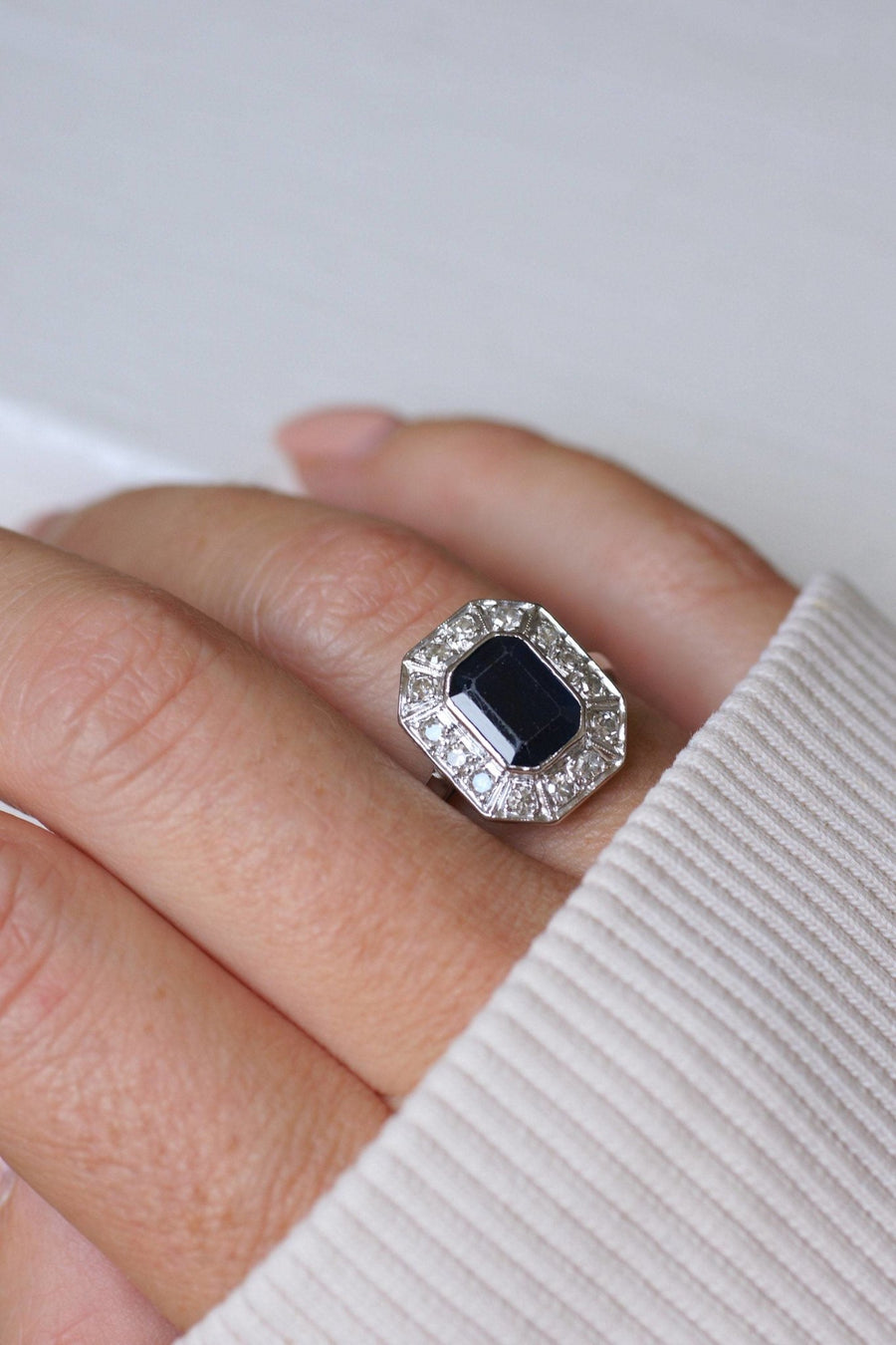 Bague Art Déco Saphir Diamants - Charles Arteon Joaillerie Bague Art Déco Saphir Diamants - Charles Arteon Joaillerie