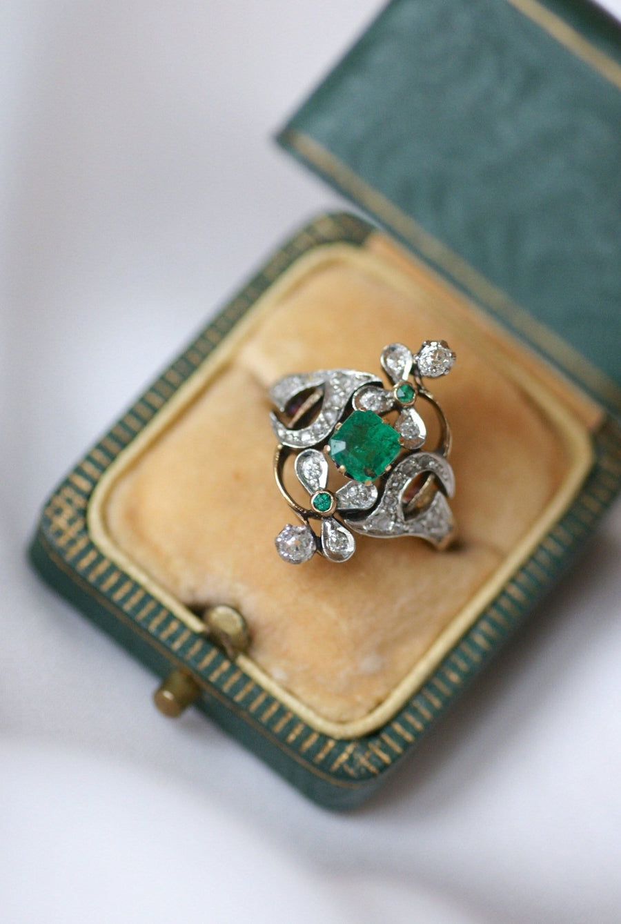 Bague Belle Epoque fleur émeraude et diamant - Galerie Pénélope