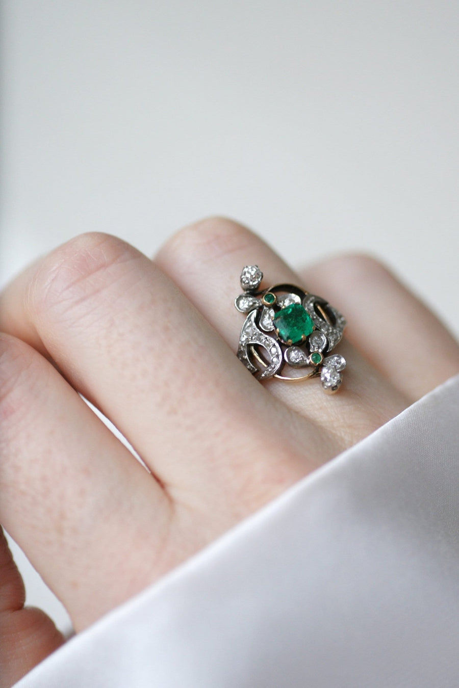 Bague Belle Epoque fleur émeraude et diamant - Galerie Pénélope