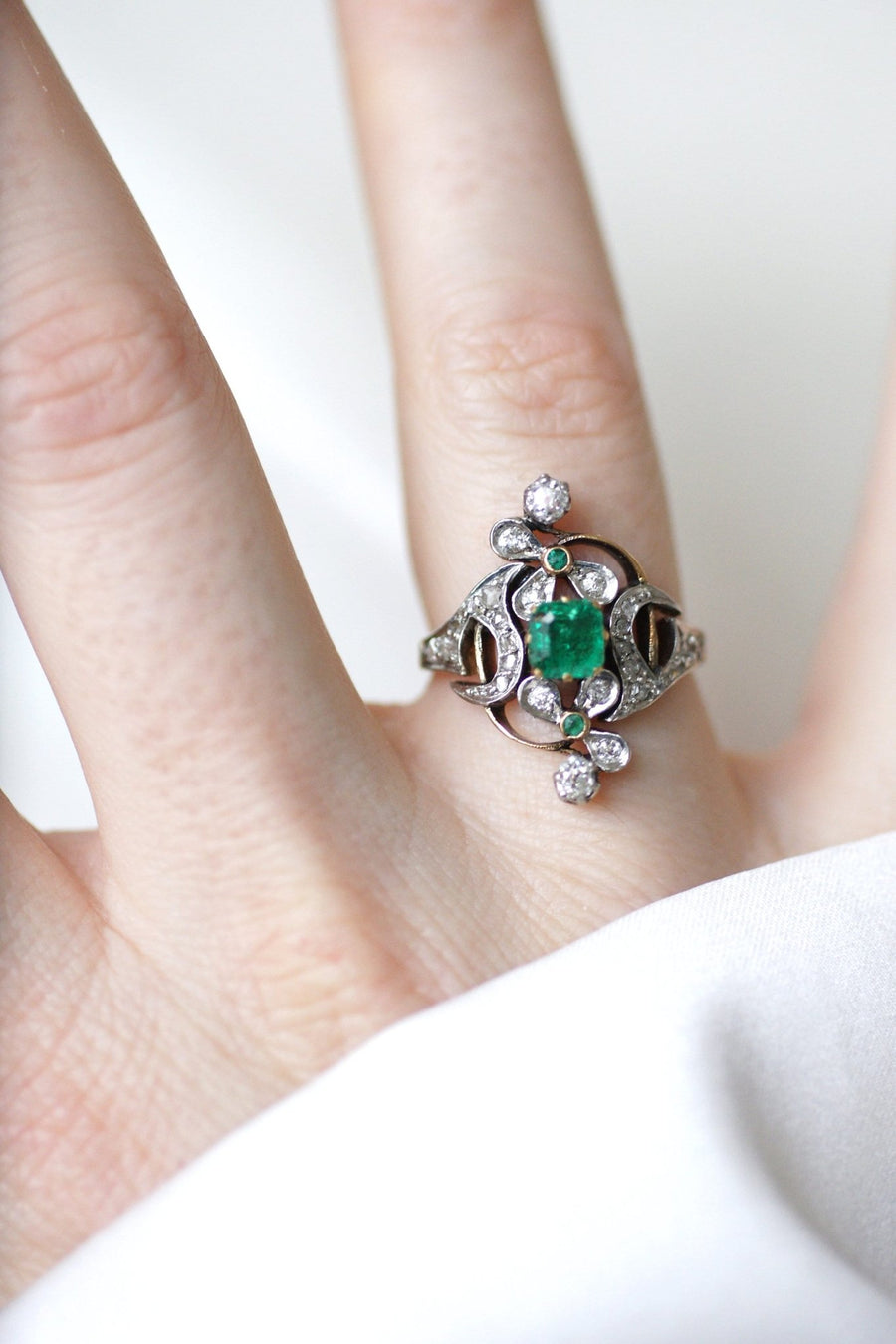 Bague Belle Epoque fleur émeraude et diamant - Galerie Pénélope