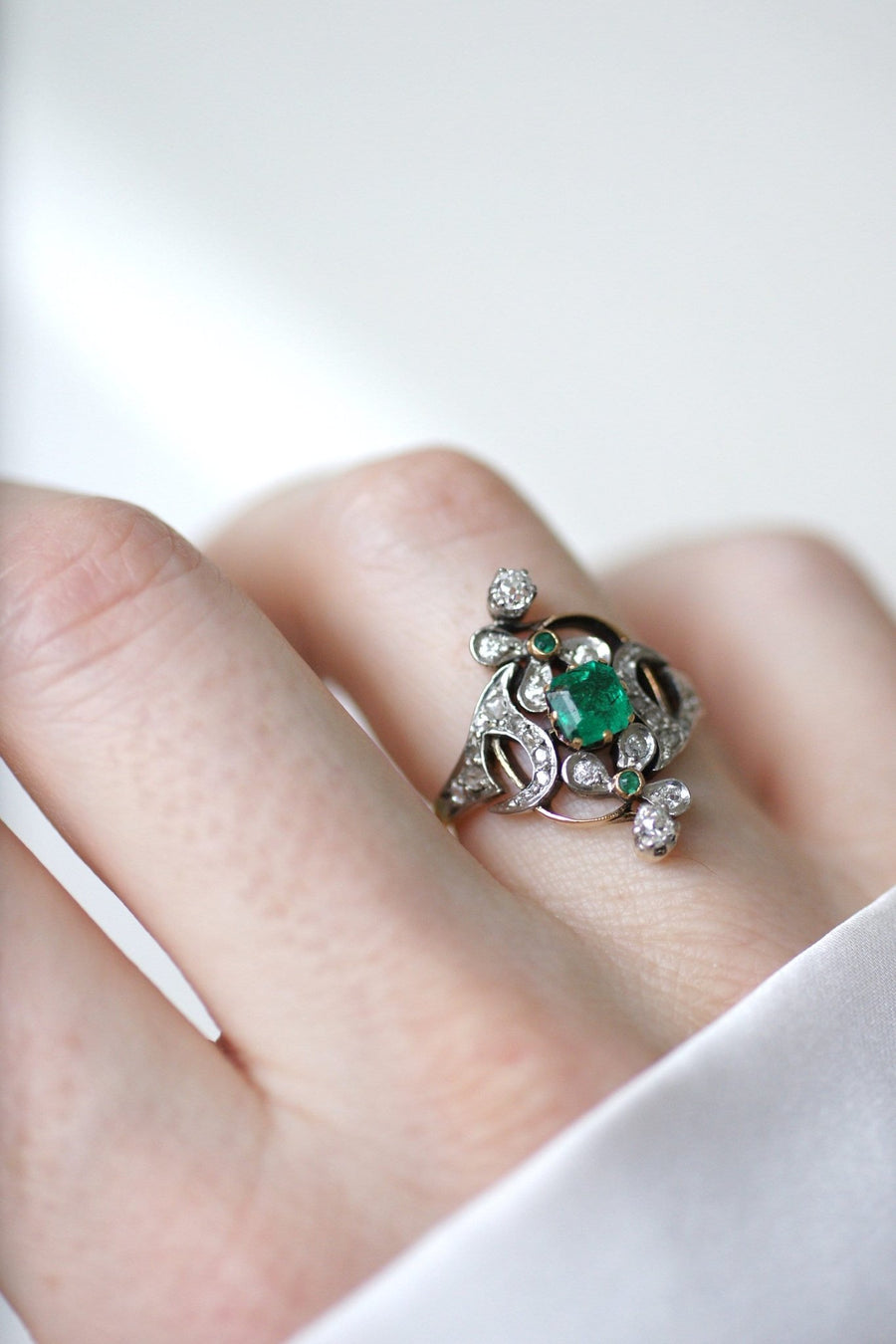 Bague Belle Epoque fleur émeraude et diamant - Galerie Pénélope