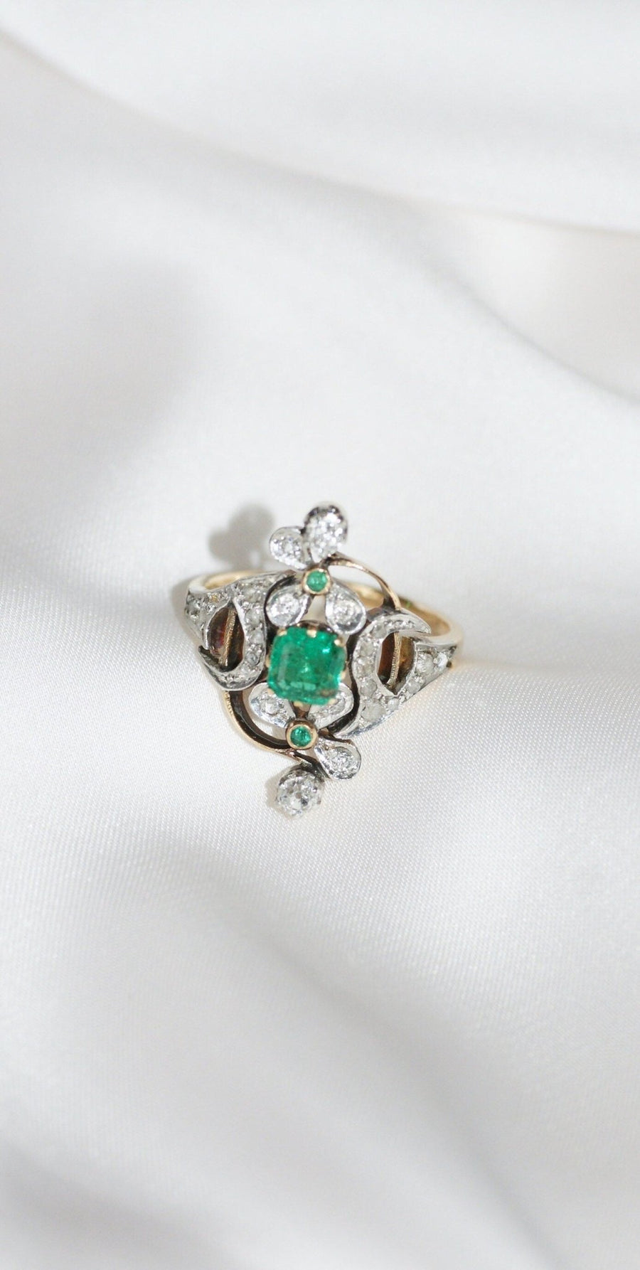 Bague Belle Epoque fleur émeraude et diamant - Galerie Pénélope