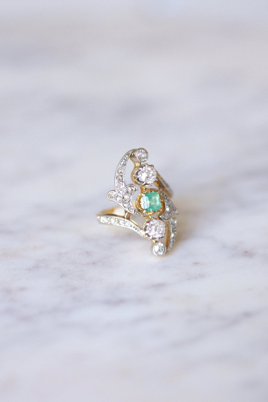 Bague Belle Epoque Marquise Emeraude entourage diamants - Galerie Pénélope