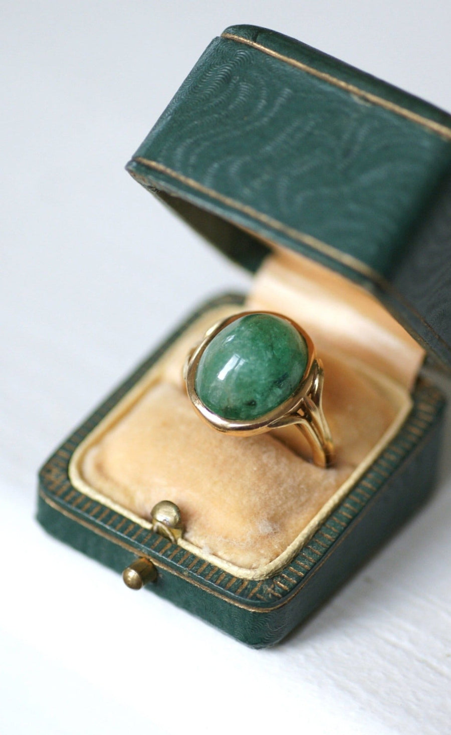 Bague cabochon d'émeraude sur or jaune - Galerie Pénélope