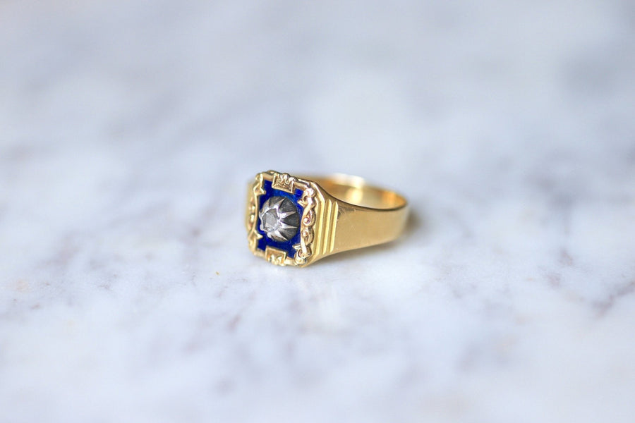 Bague chevalière ancienne en or jaune et diamant sur émail bleu