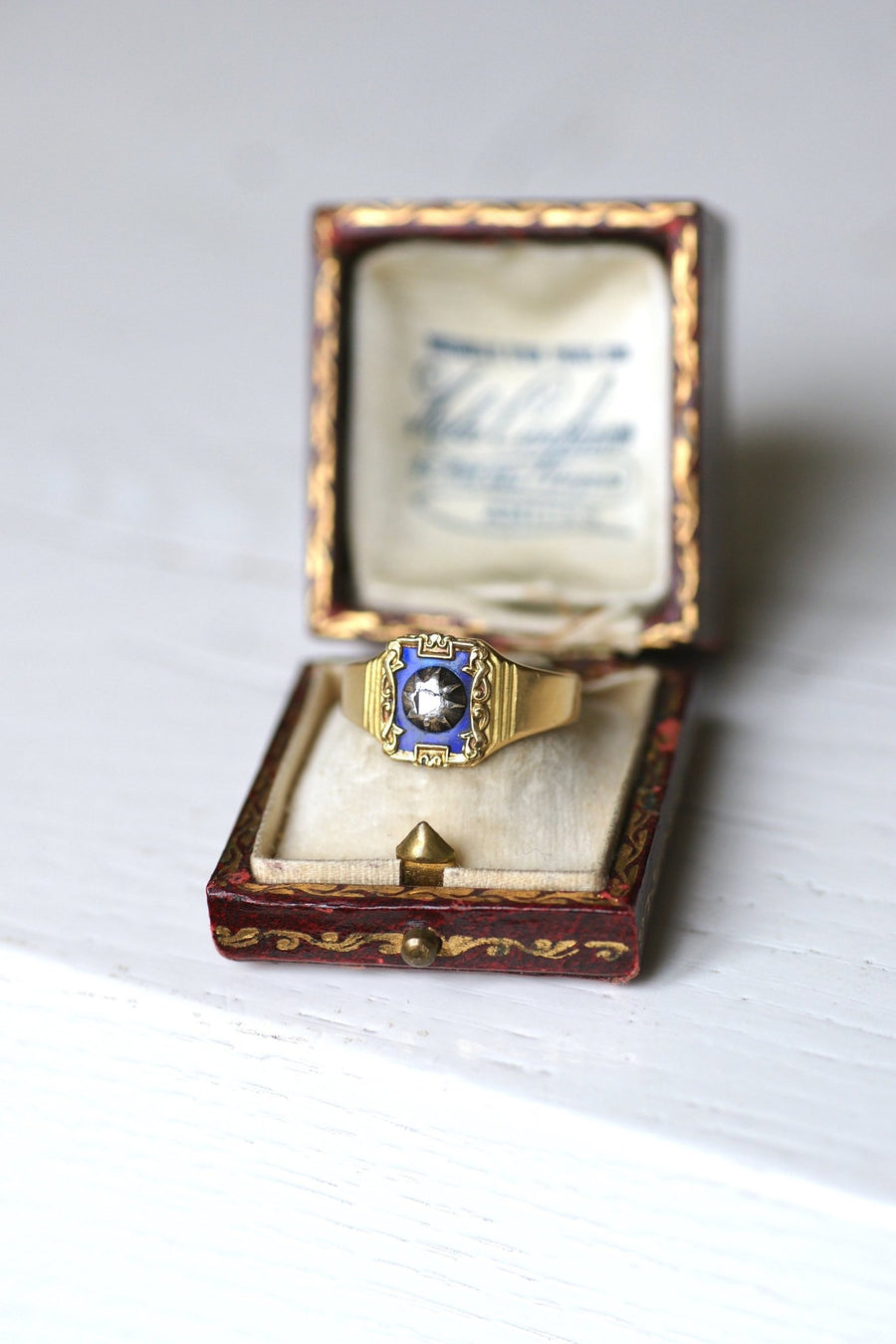 Bague chevalière ancienne en or jaune et diamant sur émail bleu - Galerie Pénélope
