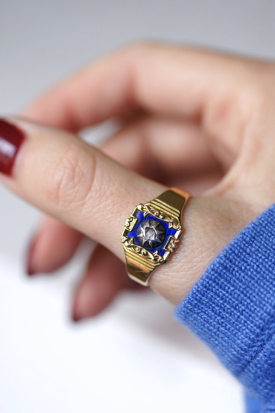 Bague chevalière ancienne en or jaune et diamant sur émail bleu - Galerie Pénélope