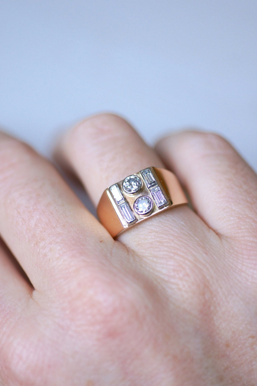 Bague chevalière tank en or rose, platine, et diamants - Galerie Pénélope