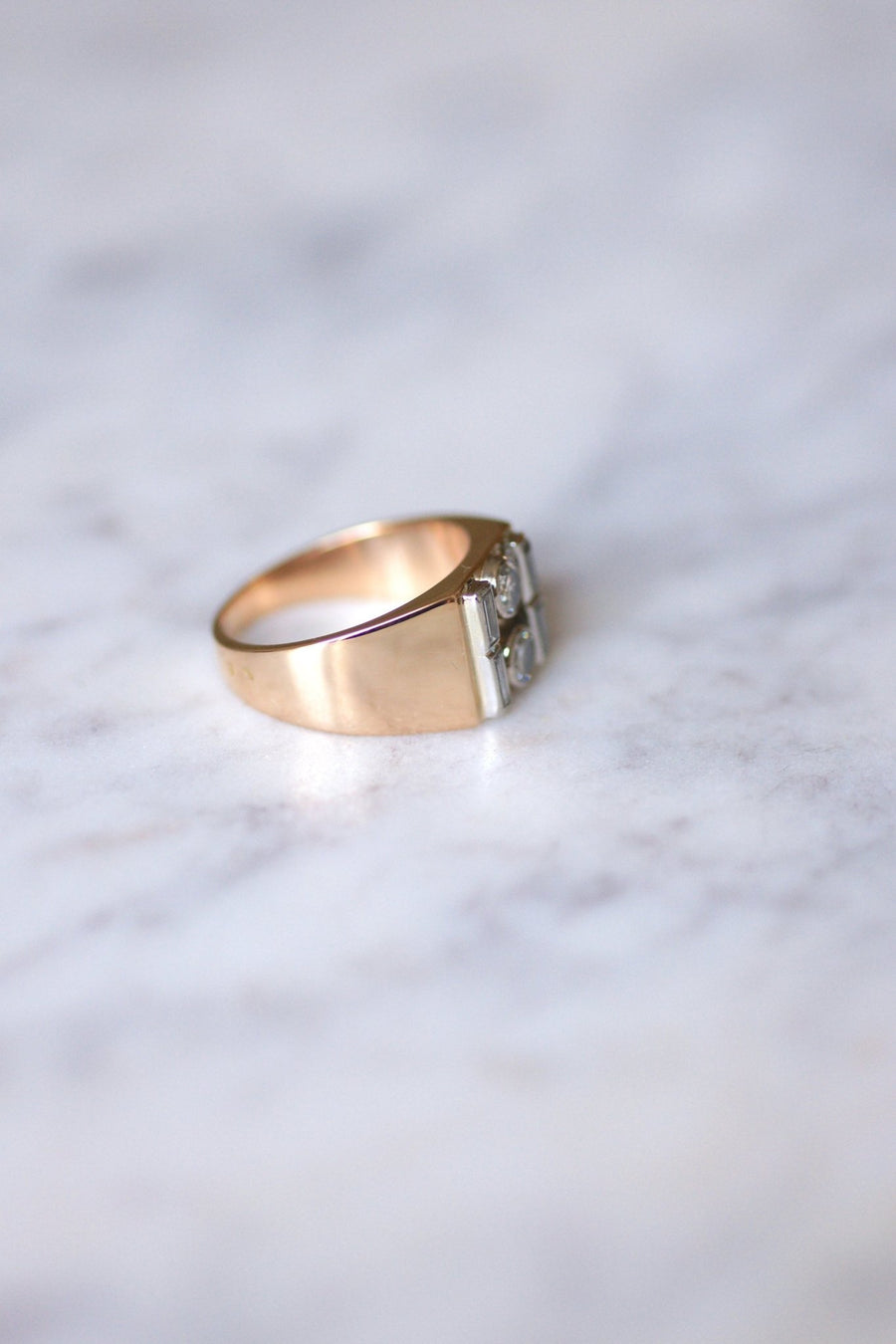 Bague chevalière tank en or rose, platine, et diamants - Galerie Pénélope