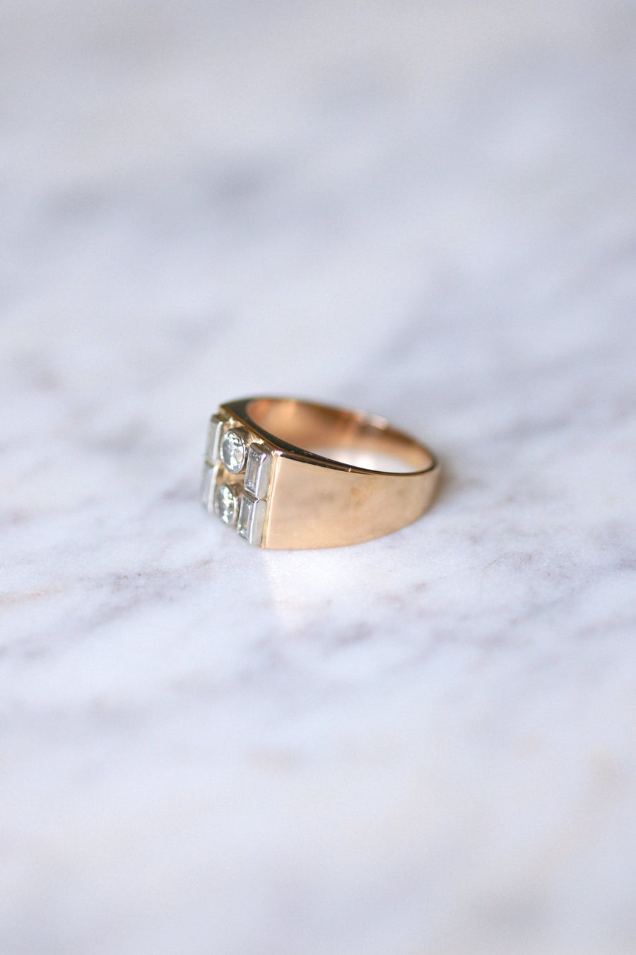 Bague chevalière tank en or rose, platine, et diamants - Galerie Pénélope