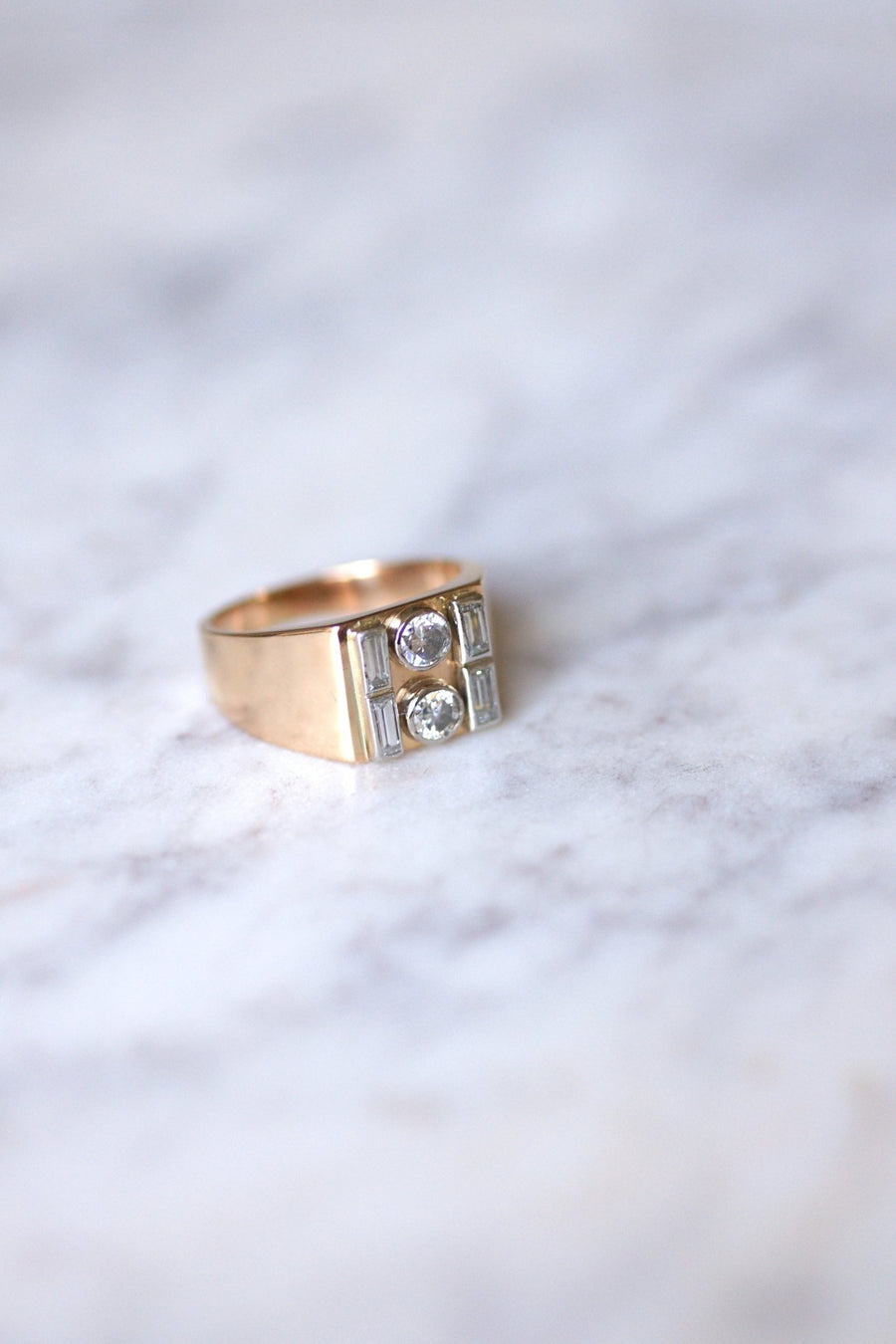 Bague chevalière tank en or rose, platine, et diamants - Galerie Pénélope