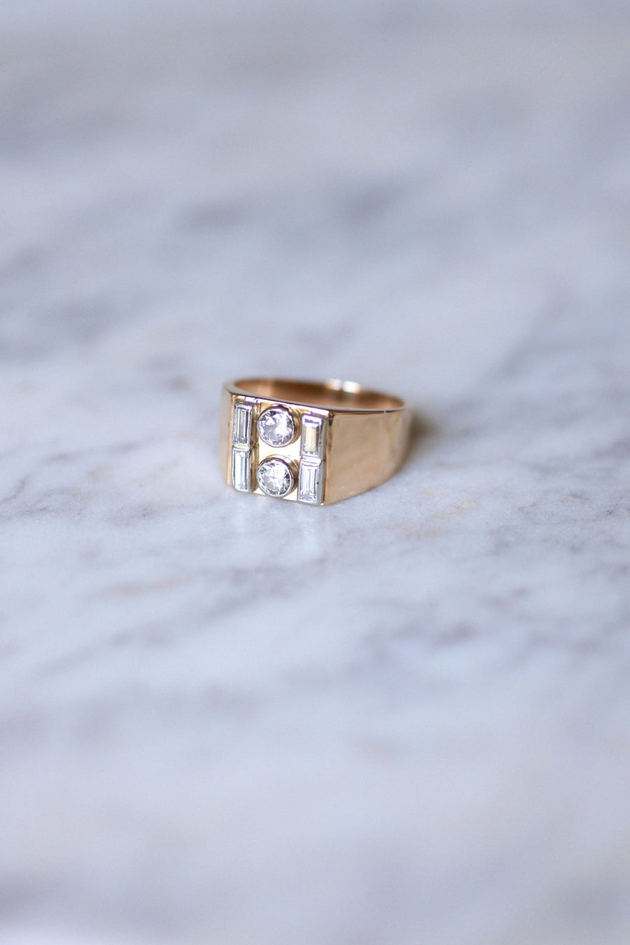 Bague chevalière tank en or rose, platine, et diamants - Galerie Pénélope