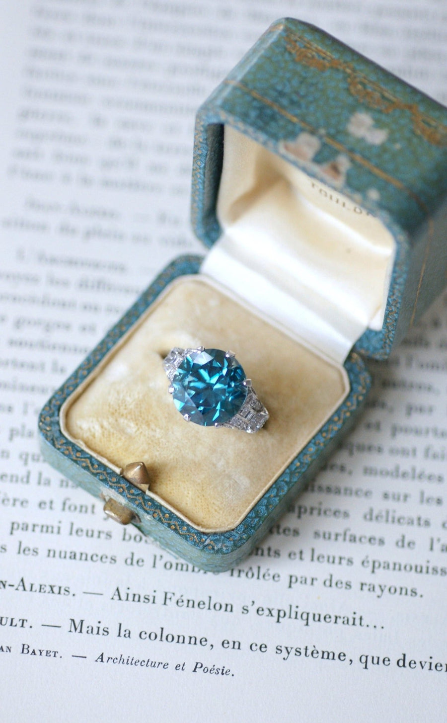 Bague Cocktail Zircon bleu et diamants sur platine - Galerie Pénélope